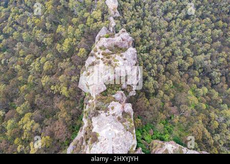 Drohnenaufnahme von Hassans Walls Gehweg und Aussichtspunkt in der Nähe von Lithgow in den Central Tablelands von New South Wales in Australien. Stockfoto