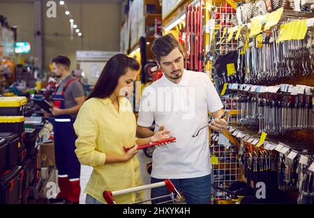 Junges Paar in einem DIY-Shop oder Hardware-Einkaufszentrum einkaufen für Werkzeuge für Hausreparaturen Stockfoto