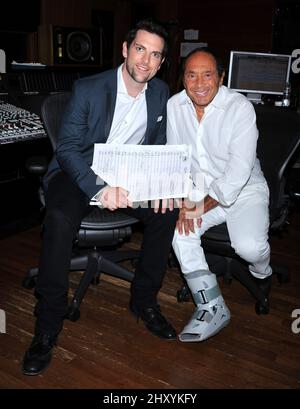 Chris Mann und der legendäre Crooner Paul Anka von The Voice arbeiten an dem Klassiker „My Way“ in den Conway Recording Studios Stockfoto