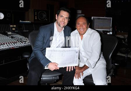 Chris Mann und der legendäre Crooner Paul Anka von The Voice arbeiten an dem Klassiker „My Way“ in den Conway Recording Studios Stockfoto