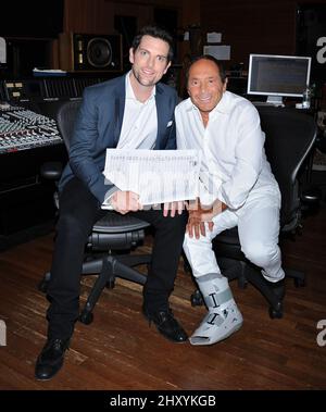 Chris Mann und der legendäre Crooner Paul Anka von The Voice arbeiten an dem Klassiker „My Way“ in den Conway Recording Studios. Stockfoto