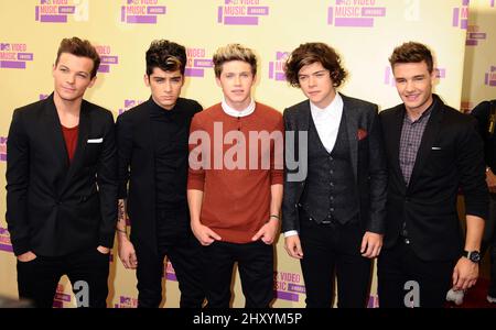 Louis Tomlinson, Zayn Malik, Niall Horan, Harry Styles und Liam Payne von One Direction kommen bei den MTV Video Music Awards 2012 im Staples Center, Los Angeles, an. Stockfoto