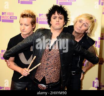 Billie Joe Armstrong, Mike Dirnt und Tre Cool vom Green Day bei den MTV Video Music Awards 2012 im Staples Center, Los Angeles. Stockfoto