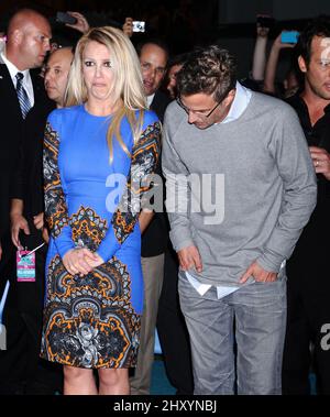 Britney Spears und Jason Trawick bei der Premiere von „The X-Factor“ in der zweiten Staffel im Grauman's Chinese Theatre in Los Angeles, USA. Stockfoto