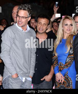 Jason Trawick, Larry Rudolph und Britney Spears bei der Premiere von „The X-Factor“ in der zweiten Staffel im Grauman's Chinese Theatre in Los Angeles, USA. Stockfoto