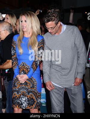 Britney Spears und Jason Trawick bei der Premiere von „The X-Factor“ in der zweiten Staffel im Grauman's Chinese Theatre in Los Angeles, USA. Stockfoto