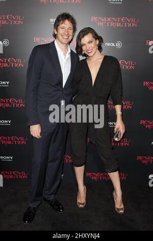 Paul W. S. Anderson und Milla Jovovich bei der US-Premiere „Resident Evil: Retribution“ im Regal Cinemas in L.A. Leben in Los Angeles, USA. Stockfoto