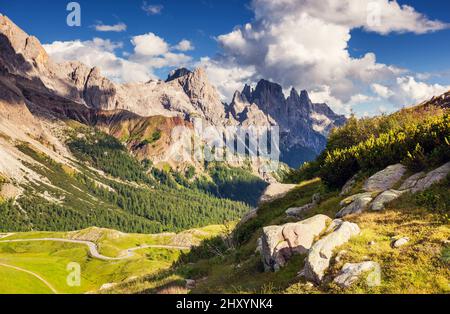 Majestätischer Blick auf den Cimon della Pala mit passo Rolle. Nationalpark Paneveggio. In Den Bergen, In Südtirol. Lage Pale di San Martino. Italien, Europa. Stockfoto