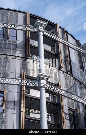 Gasholders Building: Ein Wohnblock, der in den stillliegenden historischen viktorianischen Gashaltern am King's Cross, im Norden Londons, gebaut wurde. Fotografiert vom Regent's Stockfoto