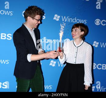 Barrett Foa und Renee Felice Smith nehmen an der CBS 2012 Herbst Premiere Party im Greystone Mansion, Hollywood, Teil. Stockfoto