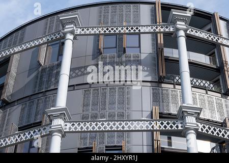 Gasholders Building: Ein Wohnblock, der in den stillliegenden historischen viktorianischen Gashaltern am King's Cross, im Norden Londons, gebaut wurde. Fotografiert vom Regent's Stockfoto