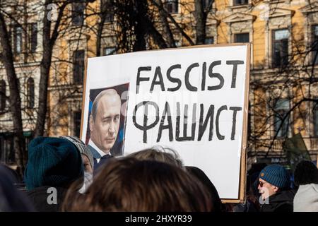 Faschistisch. Melden Sie sich bei einem Protest gegen die Invasion der Ukraine im Esplanadi Park, Helsinki, Finnland an. Stockfoto