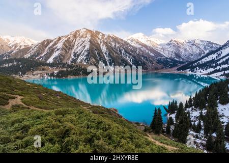 Panoramablick auf den Großen Almaty-See mit dem Tianshan-Gebirge in Kasachstan in der Nähe der Stadt Almaty Stockfoto