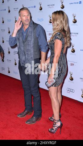 Kevin Costner, Christine Baumgartner während des Empfangs der Nominierten für die Künstler des Primetime Emmy Awards 64.. Veranstaltet in Spectra im Pacific Design Center, Kalifornien Stockfoto