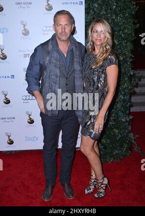 Kevin Costner, Christine Baumgartner während des Empfangs der Nominierten für die Künstler des Primetime Emmy Awards 64.. Veranstaltet in Spectra im Pacific Design Center, Kalifornien Stockfoto