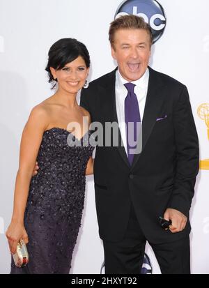 Alec Baldwin und Hilaria Thomas nehmen an den Primetime Emmy Awards 64. im Nokia Theater, Los Angeles, Teil. Stockfoto