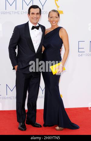 Ty Burrell und Holly Burrell nehmen an den Primetime Emmy Awards 64. im Nokia Theater, Los Angeles, Teil. Stockfoto