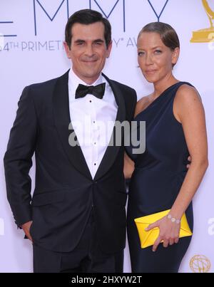 Ty Burrell und Holly Burrell nehmen an den Primetime Emmy Awards 64. im Nokia Theater, Los Angeles, Teil. Stockfoto