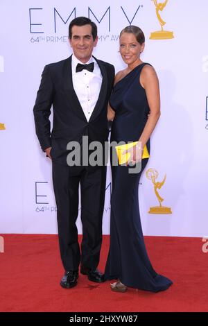 Ty Burrell und Holly Burrell nehmen an den Primetime Emmy Awards 64. im Nokia Theater, Los Angeles, Teil. Stockfoto