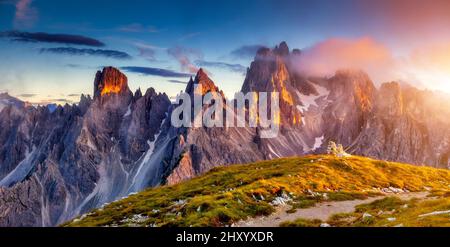 Toller Blick auf die obere Cadini di Misurina-Bergkette im Nationalpark Tre Cime di Lavaredo. Dolomiten, Südtirol. Standort Auronzo, Italien, Europa. Dramati Stockfoto