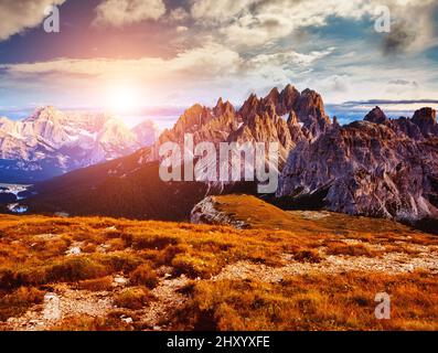 Toller Blick auf die obere Cadini di Misurina-Bergkette im Nationalpark Tre Cime di Lavaredo. Dolomiten, Südtirol. Standort Auronzo, Italien, Europa. Dramati Stockfoto