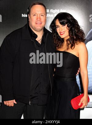 Kevin James & Salma Hayek bei der Premiere „Here Comes the Boom“ im AMC Loews Lincoln Square in New York, USA. Stockfoto