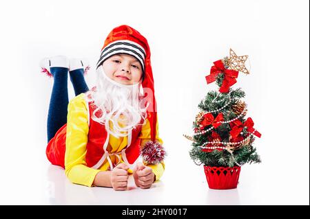 Ein Baby, das als Elfe gekleidet ist. Isoliert. Helfer des Weihnachtsmannes. Junge in Anzug von Zwerg oder Elf Stockfoto