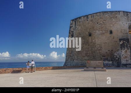 Old San Juan, Puerto Rico, USA: Ein Schild begrüßt Besucher von Fort San Cristobal, auch bekannt als Castillo San Cristobal. Stockfoto