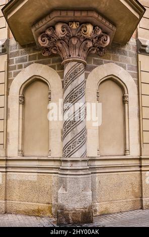 Dekorative Elemente an der Fassade eines eklektischen Gebäudes. Barcelona, Katalonien, Spanien. Stockfoto