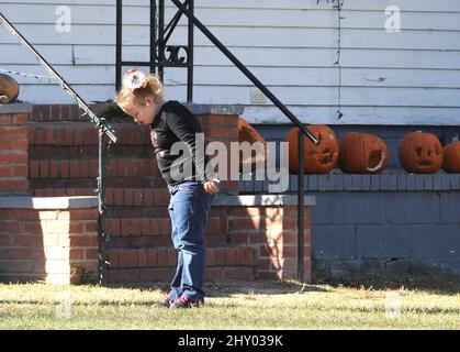 Alana 'Honey Boo Boo' Thompson läuft um den Hof in McIntyre, Georgia. **Nicht Exklusives Pap** Stockfoto