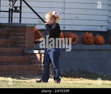 Alana 'Honey Boo Boo' Thompson läuft um den Hof in McIntyre, Georgia. **Nicht Exklusives Pap** Stockfoto