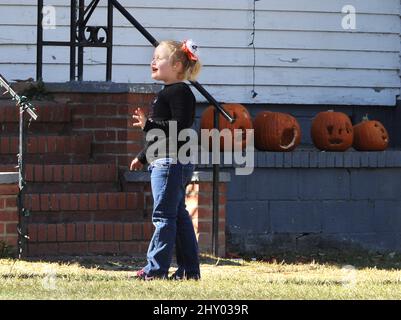 Alana 'Honey Boo Boo' Thompson läuft um den Hof in McIntyre, Georgia. **Nicht Exklusives Pap** Stockfoto