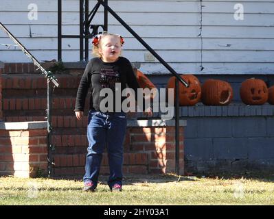 Alana 'Honey Boo Boo' Thompson läuft um den Hof in McIntyre, Georgia. **Nicht Exklusives Pap** Stockfoto