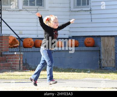 Alana 'Honey Boo Boo' Thompson läuft um den Hof in McIntyre, Georgia. **Nicht Exklusives Pap** Stockfoto