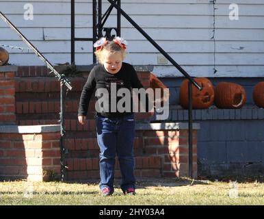 Alana 'Honey Boo Boo' Thompson läuft um den Hof in McIntyre, Georgia. **Nicht Exklusives Pap** Stockfoto