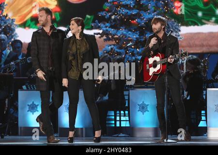 Dave Haywood, Hillary Scott, Charles Kelley, Lady Antebellum nehmen an den Weihnachtsaufnahmen des CMA Country Teil, die in der Bridgestone Arena, Nashville, abgehalten werden. Stockfoto