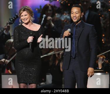 Jennifer Nettles, Sugarland, John Legend nehmen an den CMA Country Christmas Taping Teil, die in der Bridgestone Arena, Nashville, abgehalten werden. Stockfoto