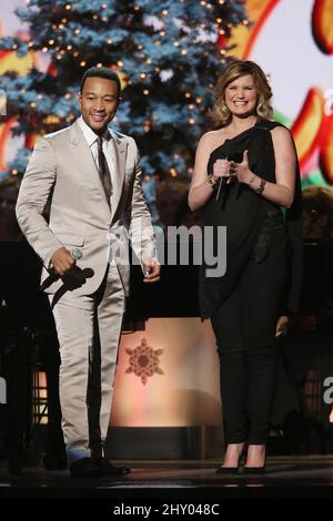 John Legend, Jennifer Nettles, Sugarland nehmen an den CMA Country Christmas Taping Teil, die in der Bridgestone Arena, Nashville, abgehalten werden. Stockfoto