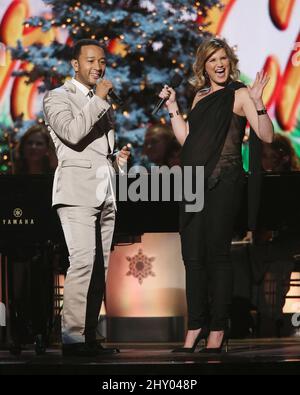 John Legend, Jennifer Nettles, Sugarland nehmen an den CMA Country Christmas Taping Teil, die in der Bridgestone Arena, Nashville, abgehalten werden. Stockfoto