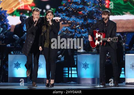 Dave Haywood, Hillary Scott, Charles Kelley, Lady Antebellum nehmen an den Weihnachtsaufnahmen des CMA Country Teil, die in der Bridgestone Arena, Nashville, abgehalten werden. Stockfoto