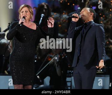 Jennifer Nettles, Sugarland, John Legend nehmen an den CMA Country Christmas Taping Teil, die in der Bridgestone Arena, Nashville, abgehalten werden. Stockfoto