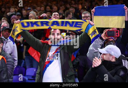 London, England, 14.. März 2022. Die Fans zeigen ihre Unterstützung für die Ukraine während des Spiels der Premier League im Selhurst Park, London. Bildnachweis sollte lauten: David Klein / Sportimage Kredit: Sportimage/Alamy Live News Stockfoto