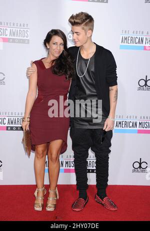 Justin Bieber und Mama Pattie Mallette nehmen an den 40. Anniversary American Music Awards Teil, die im Nokia Theater in L.A. stattfinden Live am 18. November 2012 Los Angeles, ca. Stockfoto