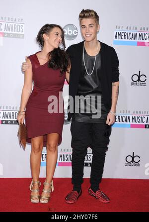 Justin Bieber und Mama Pattie Mallette nehmen an den 40. Anniversary American Music Awards Teil, die im Nokia Theater in L.A. stattfinden Live am 18. November 2012 Los Angeles, ca. Stockfoto