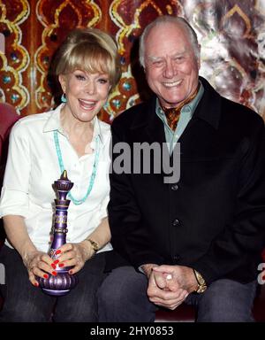 Barbara Eden und Larry Hagman während der Film Expo im Chiller Theater im Hilton Parsippany (Larry starb am 23.. November 2012, nachdem er seinen Kampf mit Komplikationen aufgrund seines jüngsten Kampfes mit Kehlkopfkrebs verloren hatte) Stockfoto