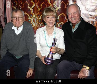 Bill Daily, Barbara Eden und Larry Hagman während der Film Expo im Chiller Theater im Hilton Parsippany (Larry starb am 23.. November 2012, nachdem er seinen Kampf mit Komplikationen aufgrund seines jüngsten Kampfes mit Kehlkopfkrebs verloren hatte) Stockfoto