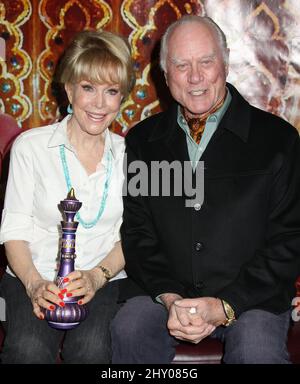 Barbara Eden und Larry Hagman während der Film Expo im Chiller Theater im Hilton Parsippany (Larry starb am 23.. November 2012, nachdem er seinen Kampf mit Komplikationen aufgrund seines jüngsten Kampfes mit Kehlkopfkrebs verloren hatte) Stockfoto