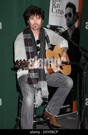 Billy Ray Cyrus signiert Kopien seiner Performance „Change My Mind“ bei Barnes & Noble in Tribeca in New York, USA. Stockfoto