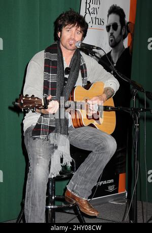 Billy Ray Cyrus signiert Kopien seiner Performance „Change My Mind“ bei Barnes & Noble in Tribeca in New York, USA. Stockfoto