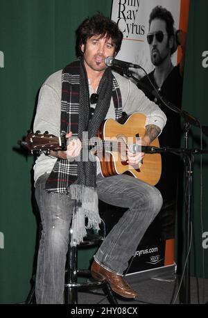 Billy Ray Cyrus signiert Kopien seiner Performance „Change My Mind“ bei Barnes & Noble in Tribeca in New York, USA. Stockfoto